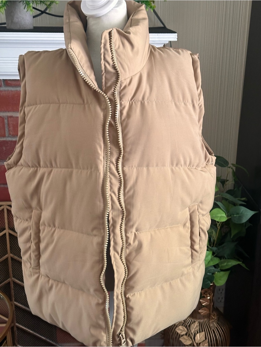 Fashion Brand Company Beige Puffer Vest (M)